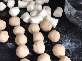 再把莲蓉分成25克一个的小丸子