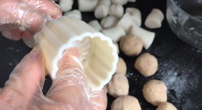 月饼模具内扣好自己喜欢的花形模板