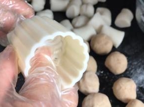 月饼模具内扣好自己喜欢的花形模板