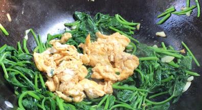 加入鸡蛋，翻炒均匀