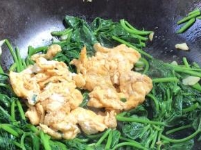 加入鸡蛋，翻炒均匀