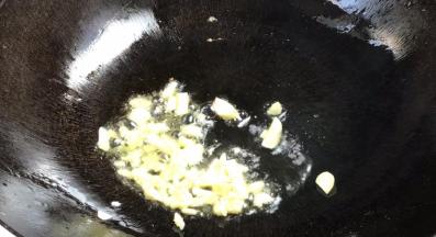 就着油锅，爆香蒜末
