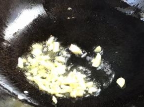 就着油锅，爆香蒜末