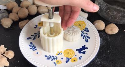 倒扣在盘中，轻轻压一下