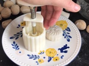 倒扣在盘中，轻轻压一下