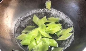 起锅烧适量开水，放入莴笋
