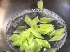 起锅烧适量开水，放入莴笋