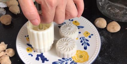 再按压模具上头，慢慢提起