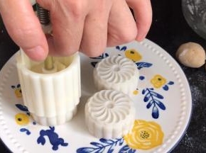 再按压模具上头，慢慢提起