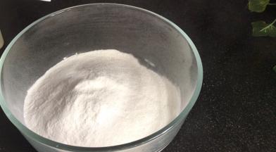 冰皮预拌粉倒入大点的容器中