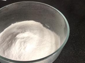 冰皮预拌粉倒入大点的容器中