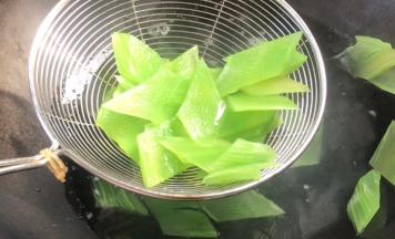 煮至变色，捞出沥水备用