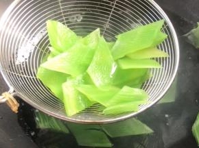 煮至变色，捞出沥水备用