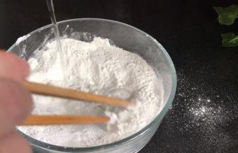 边慢慢淋入温水，边搅拌成絮状