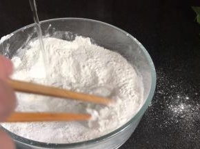 边慢慢淋入温水，边搅拌成絮状
