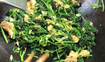 加入剩下的葱花，拌匀即可