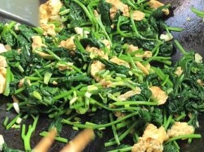 加入剩下的葱花，拌匀即可