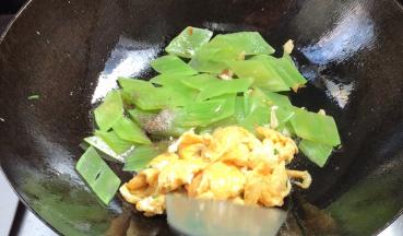 加入盐、胡椒粉和鸡蛋，炒匀至入味即可