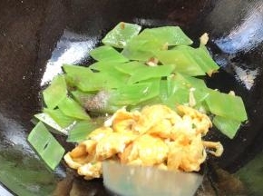加入盐、胡椒粉和鸡蛋，炒匀至入味即可