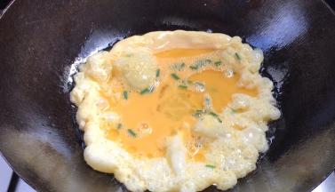 油温6成热时，倒入蛋液