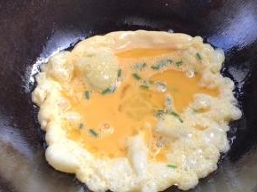 起锅热油，油温6成热倒入蛋液