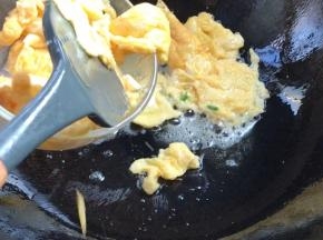 翻炒至熟，盛出备用