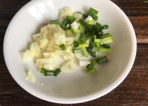 备好葱花和蒜末