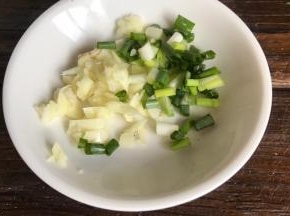 备好葱花和蒜末