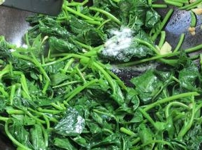 加盐，翻炒均匀