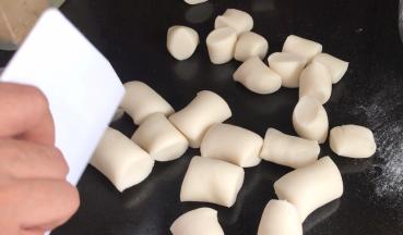 搓成长条，再切成25克一个的小剂子