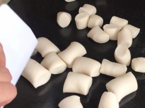 搓成长条，再切成25克一个的小剂子