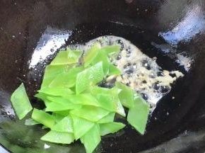 放入莴笋炒匀