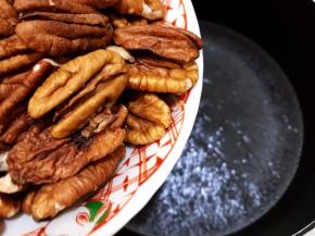 奶锅里烧一锅水，水开后放入碧根果