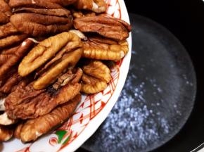 奶锅里烧一锅水，水开后放入碧根果