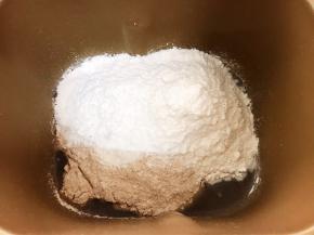 面包机桶里加入清水，全麦粉，高筋面粉