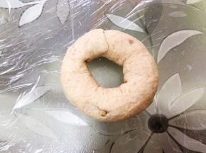 再首尾合起来捏紧