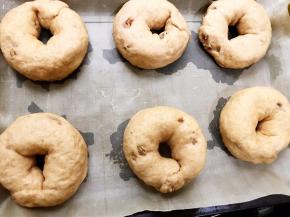 用漏勺捞出摆在烤盘上