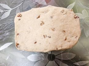 取一份面团擀成长方形