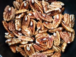 沥干水的碧根果放入奶锅里