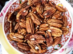 选用完整的原味生碧根果仁