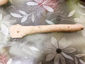 搓成长条，在一端末尾处擀平