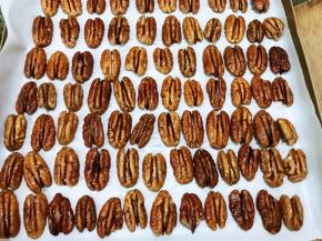 烤盘里铺上油纸，把碧根果摆在油纸上