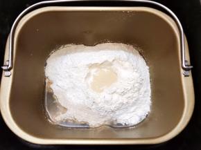 加入干酵母和盐，盐要跟酵母分开放，面包机启动揉面30分钟