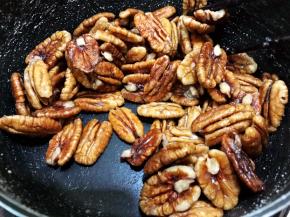 开最小火，翻炒几分钟至白糖溶化奶锅里没有水份