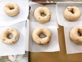 做好后摆在剪好的油纸上，盖上保鲜膜发酵30分钟