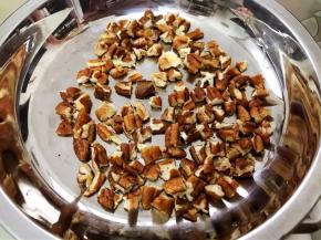 碧根果仁掰碎备用