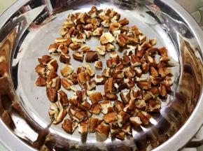 碧根果仁掰碎备用