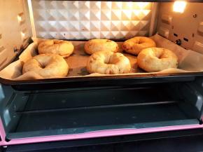 放入预热好的烤箱中层200度上下火烤20分钟