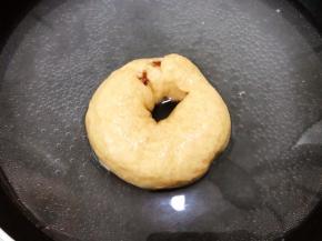 烧一锅水加入食用碱，等水沸腾后转小火，放入贝果每面煮20秒左右