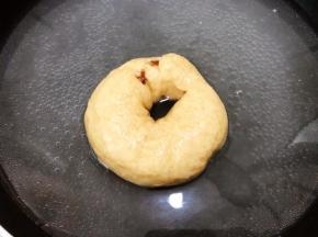 烧一锅水加入食用碱，等水沸腾后转小火，放入贝果每面煮20秒左右